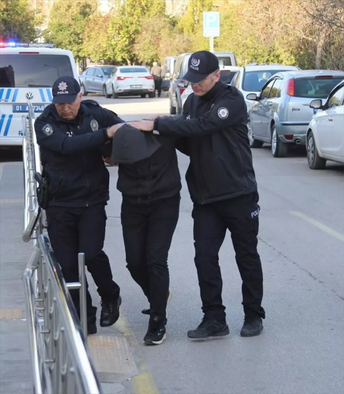 Adana'da otobüs şoförü motosiklet sürücüsü kadını darbettiği iddiasıyla gözaltına alındı