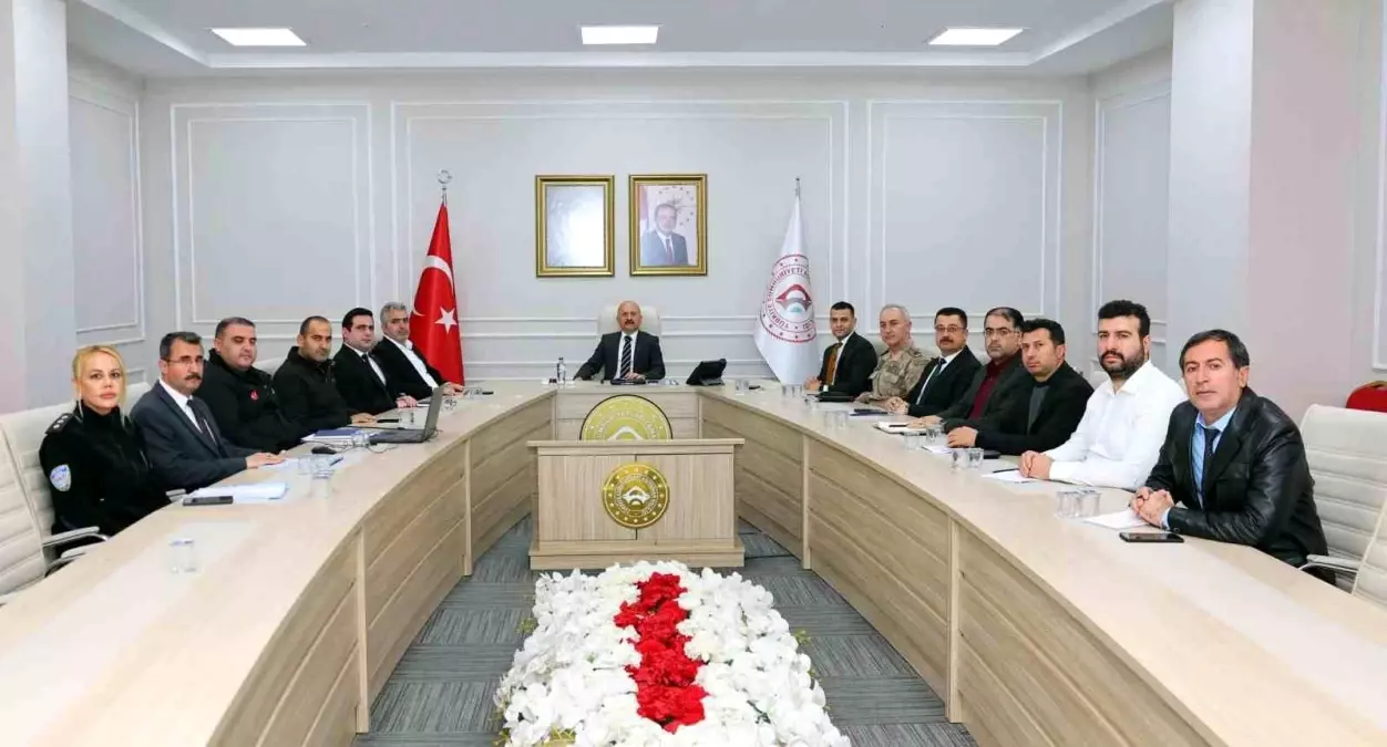 Adıyaman'da ağır ve orta hasarlı yapıların yıkım süreci konuşuldu