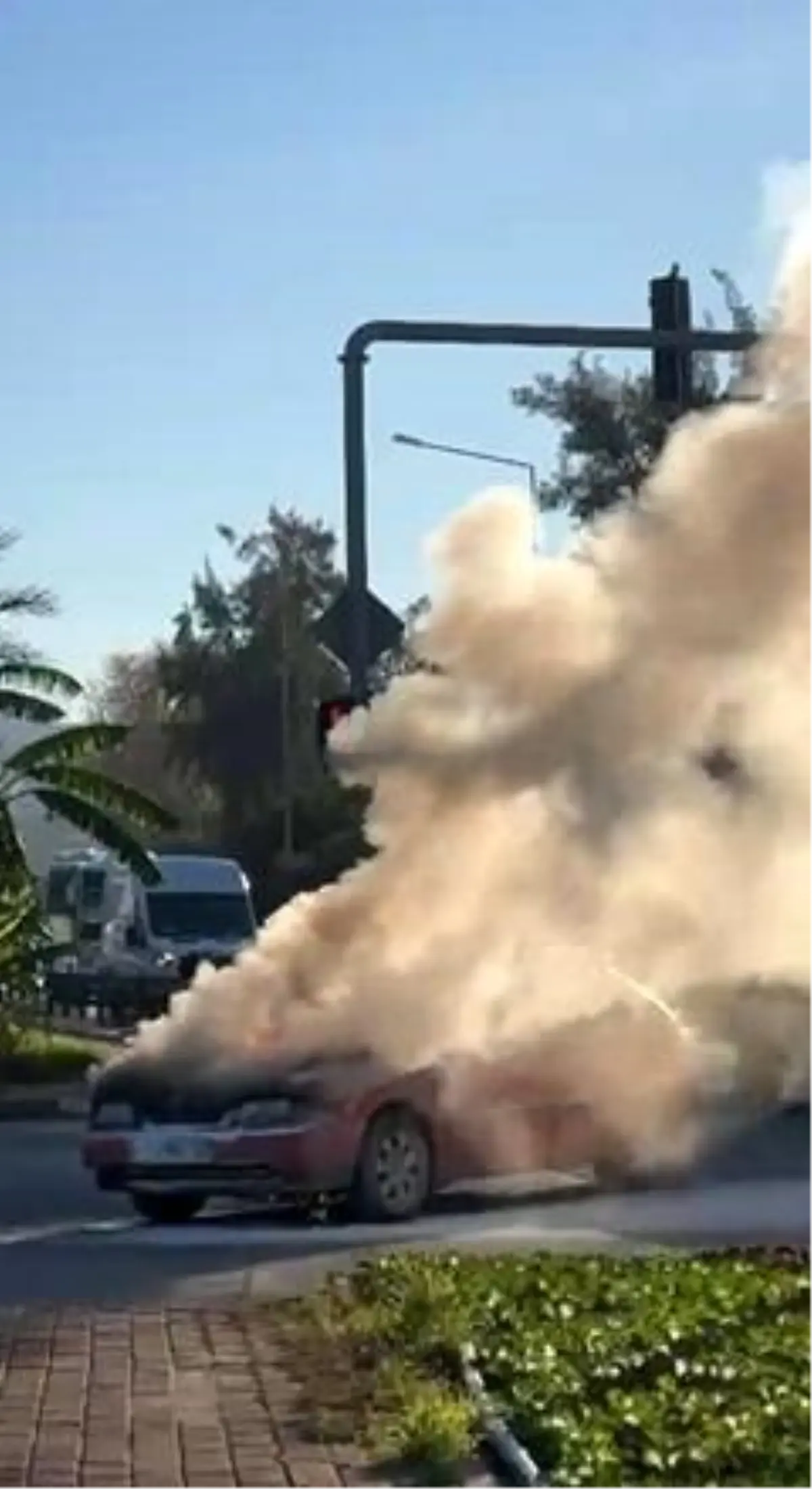 Alanya'da seyir halindeki otomobil alev aldı