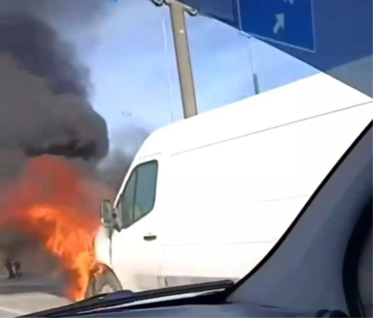 Alev alan servis minibüsü küle döndü