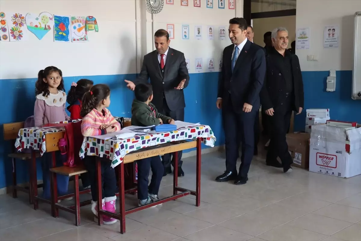 AYSAD üyeleri Hatay'daki depremzede çocuklara ayakkabı dağıttı