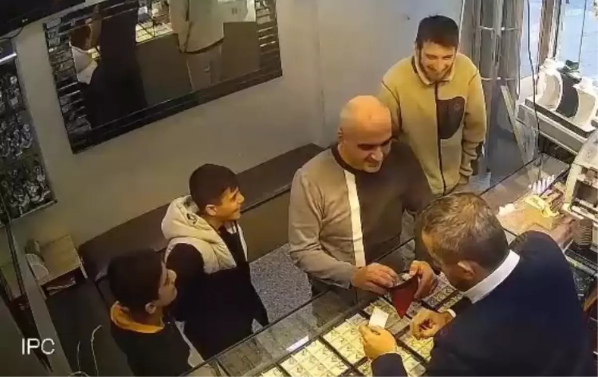 Bağcılar'da yolda yürüyen iki çocuk yerde buldukları 1 milyon 300 bin lira değerindeki altını sahibine tes...