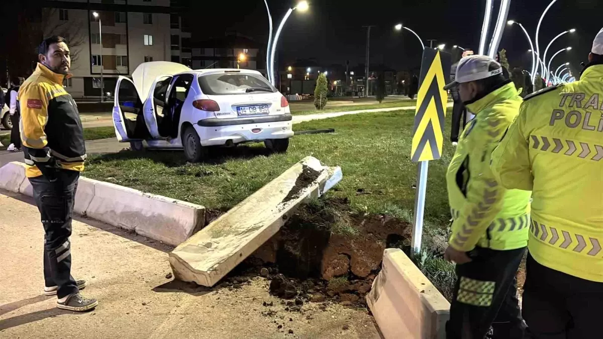 Bolu'da kontrolden çıkan otomobil refüje çarptı