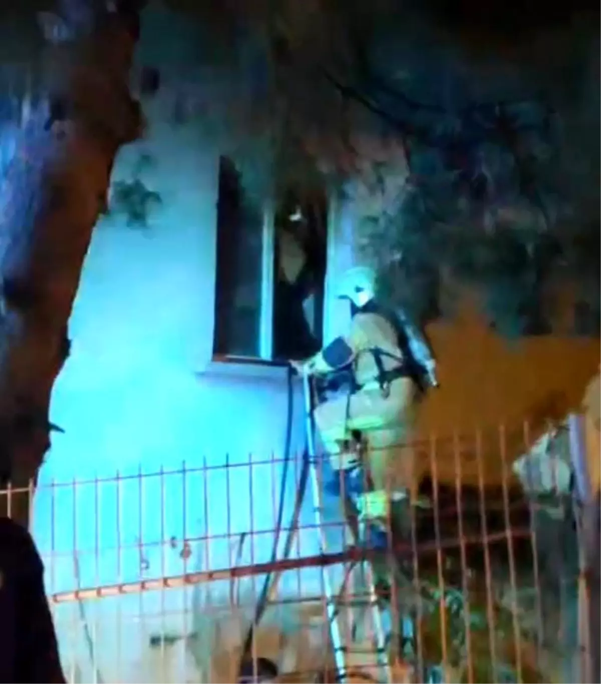 Bursa'da korkutan yangın: İtfaiye ekipleri camı kırıp içeri girdi