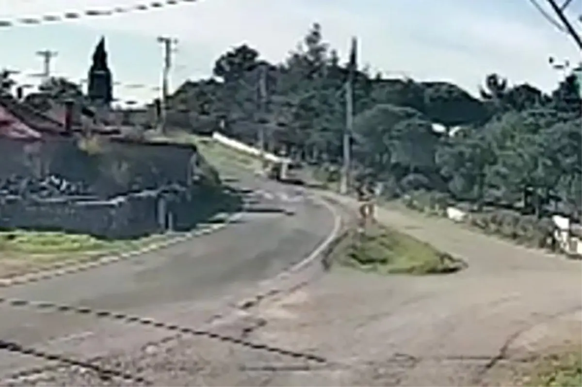 Çanakkale'de iki araç çarpıştı: Kaza anı kamerada