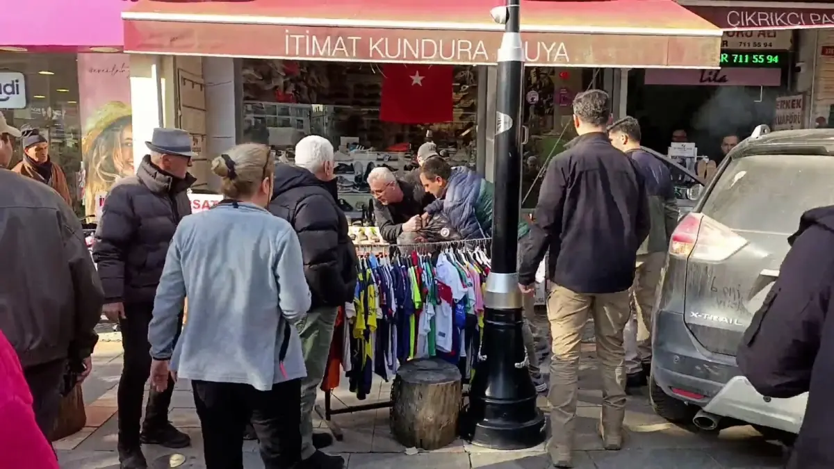 CHP Şile İlçe Başkanlığı önünde 'kızıma küfür ettiler' diye bağıran kişi gözaltına alındı