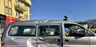 Fethiye'de minibüs ile kamyonetin çarpıştığı kazada 13 kişi yaralandı