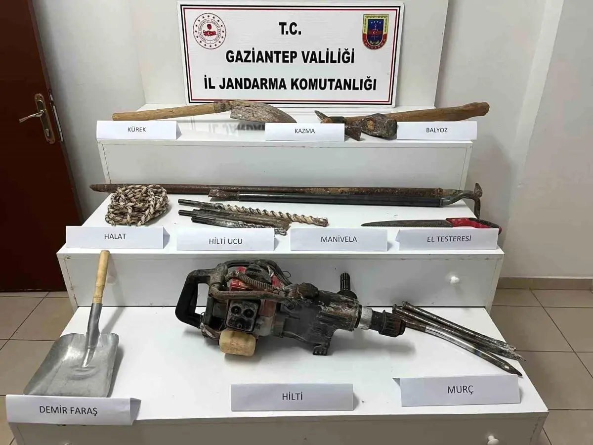 Gaziantep'te kaçak kazı yapan 4 şahsı jandarma suçüstü yakaladı