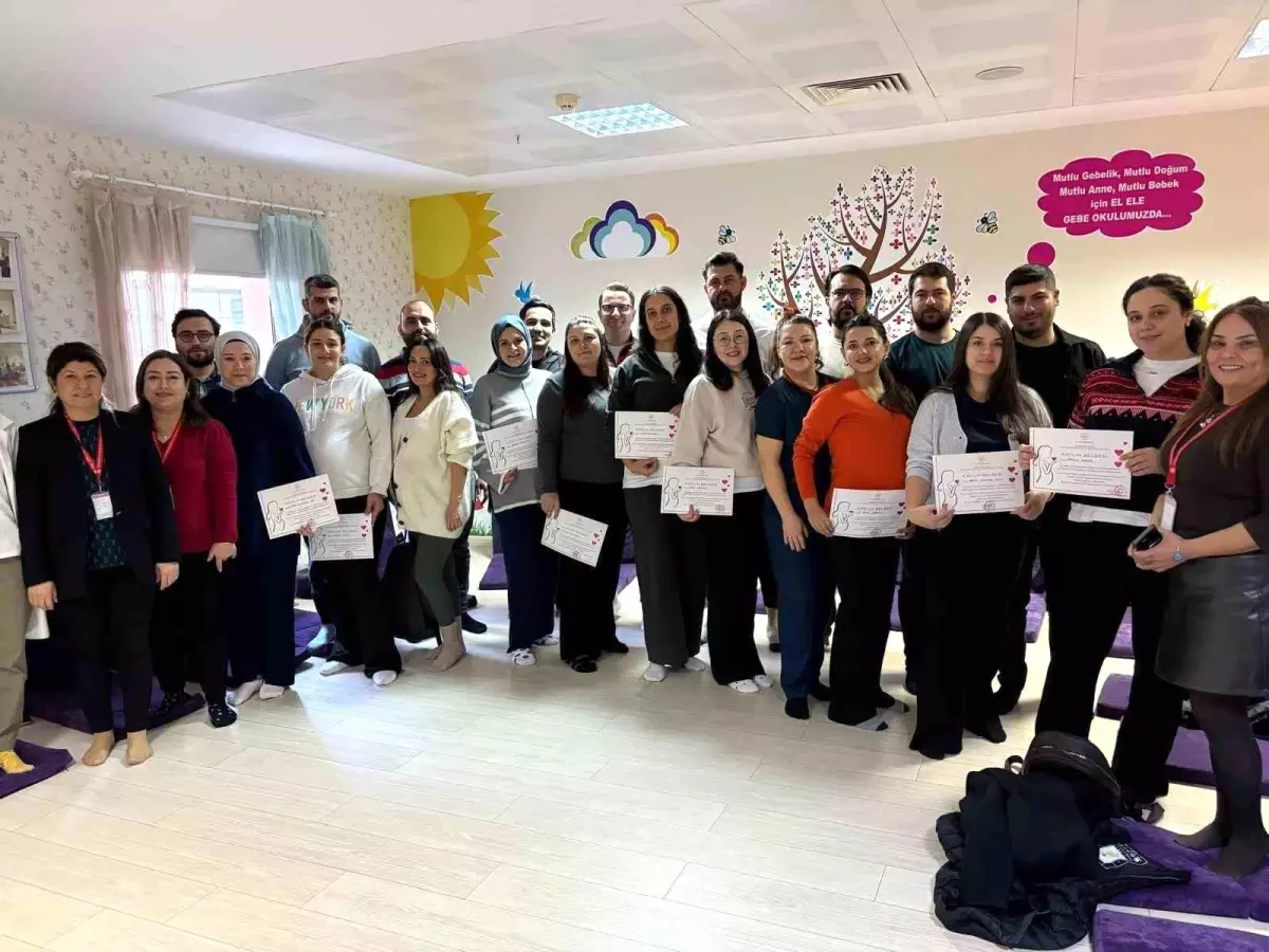 Gebe Okulu'nu tamamlayan anne adaylarına katılım belgesi