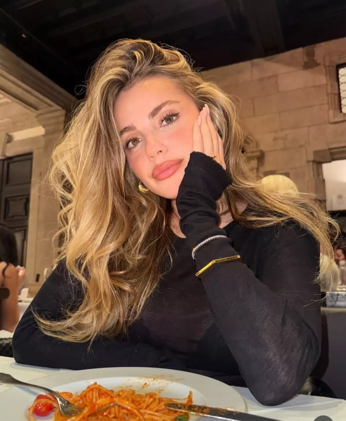 Oyuncu Ezgi Eyüpoğlu gözaltına alındı