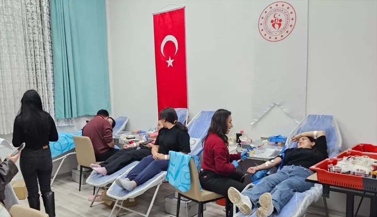 Gümüşhacıköy'de öğrencilerden Kızılay'a kan bağışı