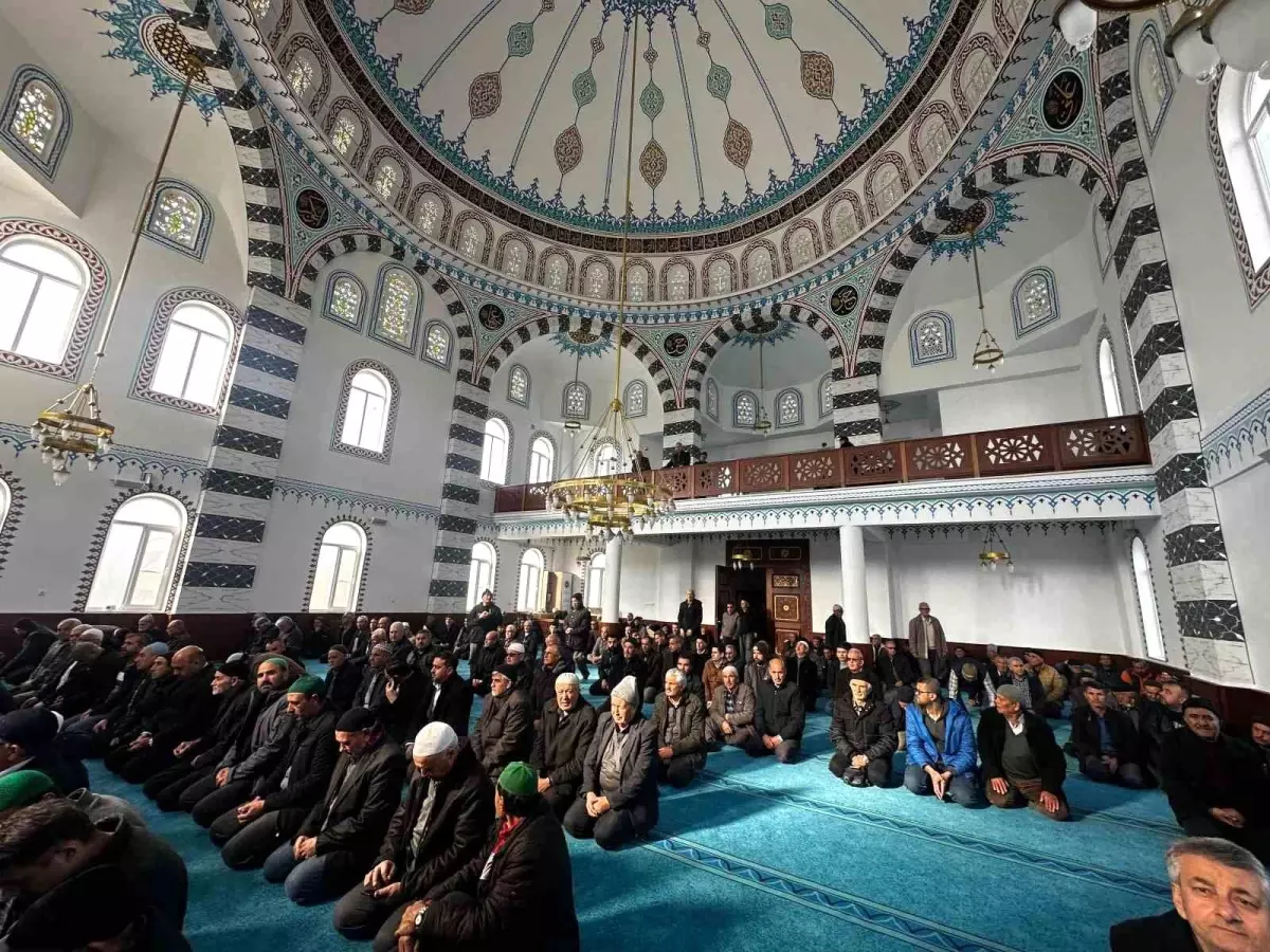 Hayber Camii ibadete açıldı