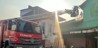 İnegöl'de mobilya imalathanesinde çıkan yangın söndürüldü