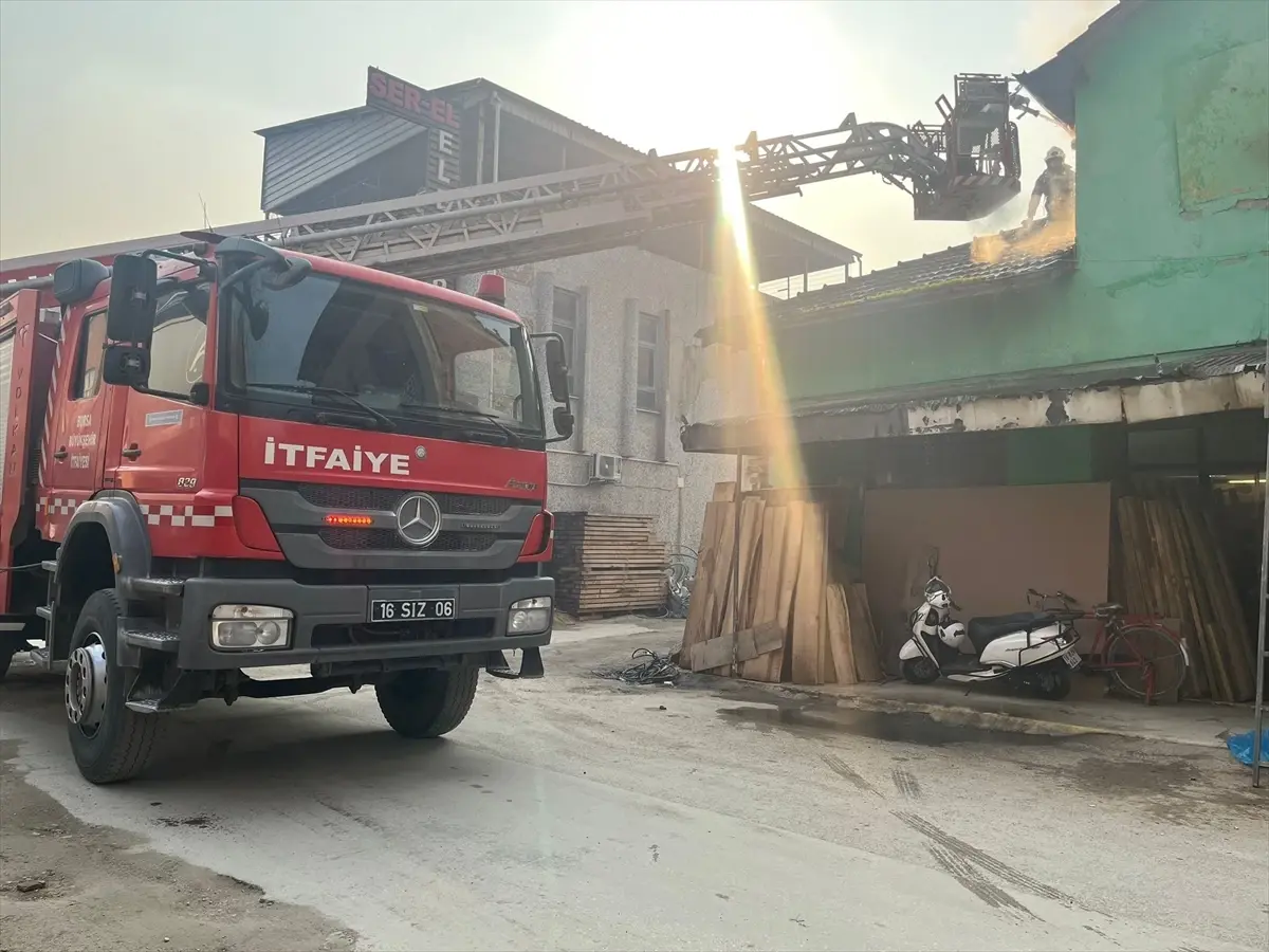 İnegöl'de mobilya imalathanesinde çıkan yangın söndürüldü