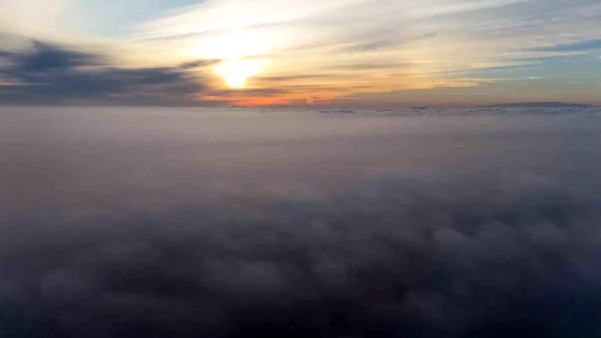 İstanbul sisle kaplandı, bulutların üstünde kartpostallık manzaraları görüntüledi