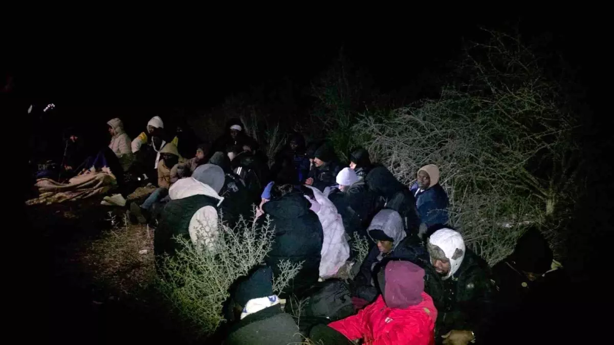 İzmir'de SİHA ve radar destekli operasyon: 79 düzensiz göçmen yakalandı