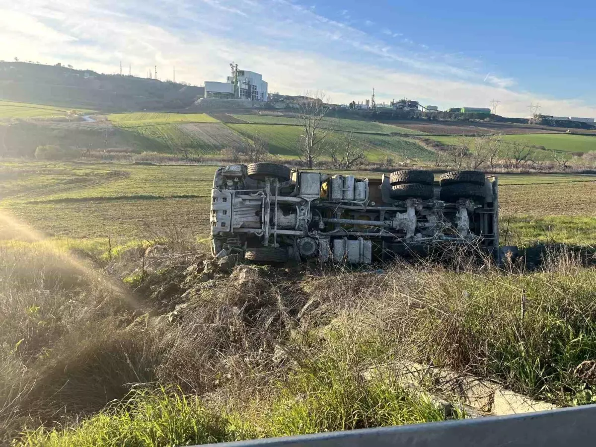 Kamyonun metrelerce sürüklendiği kazadan emniyet kemeri sayesinde yara almadan kurtuldu