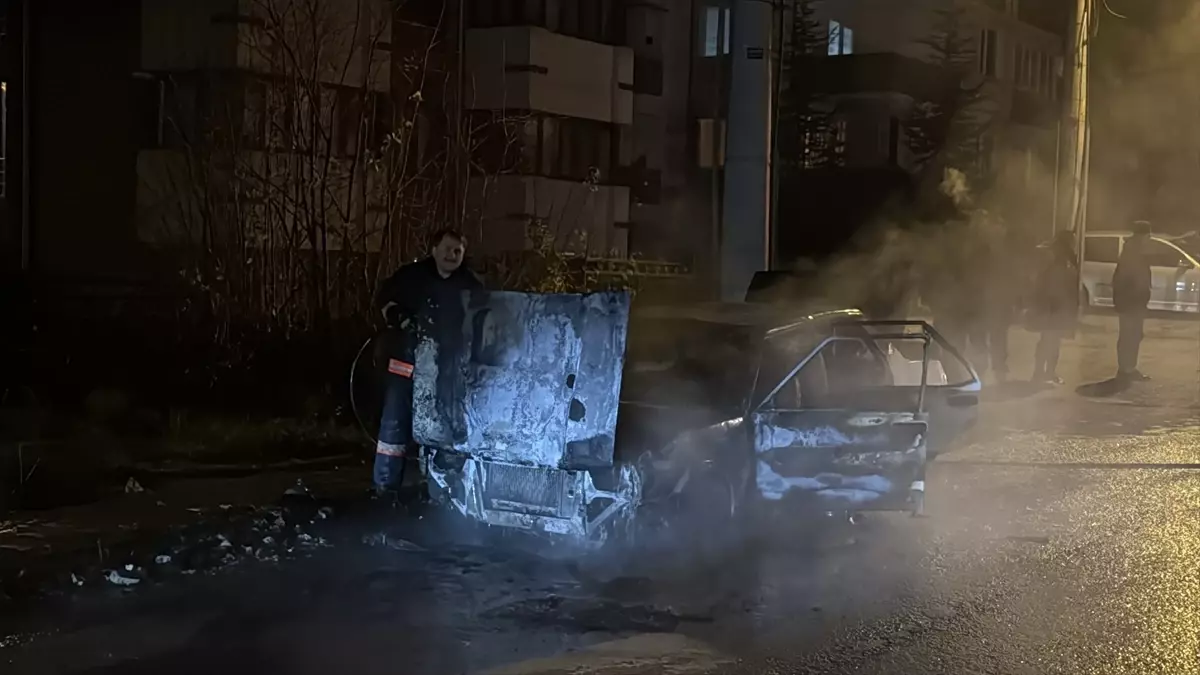 Karabük'te park halindeki otomobil yandı