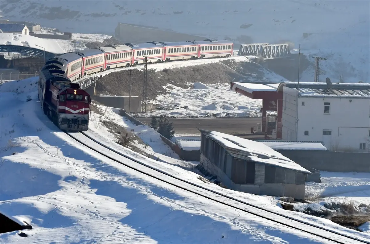 Kars, Ardahan ve Erzurum'da sulak alanları buz kapladı