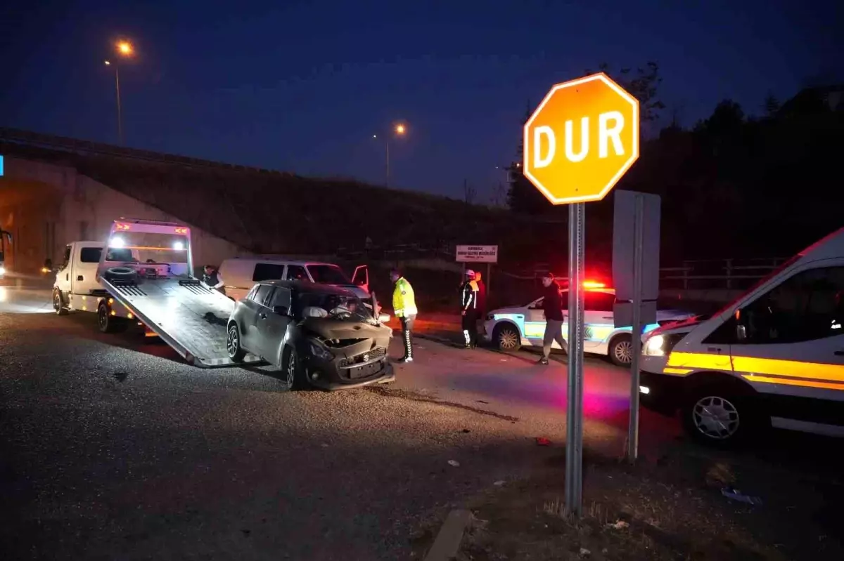 Kırıkkale'de minibüs ile otomobil kafa kafaya çarpıştı: 2 yaralı