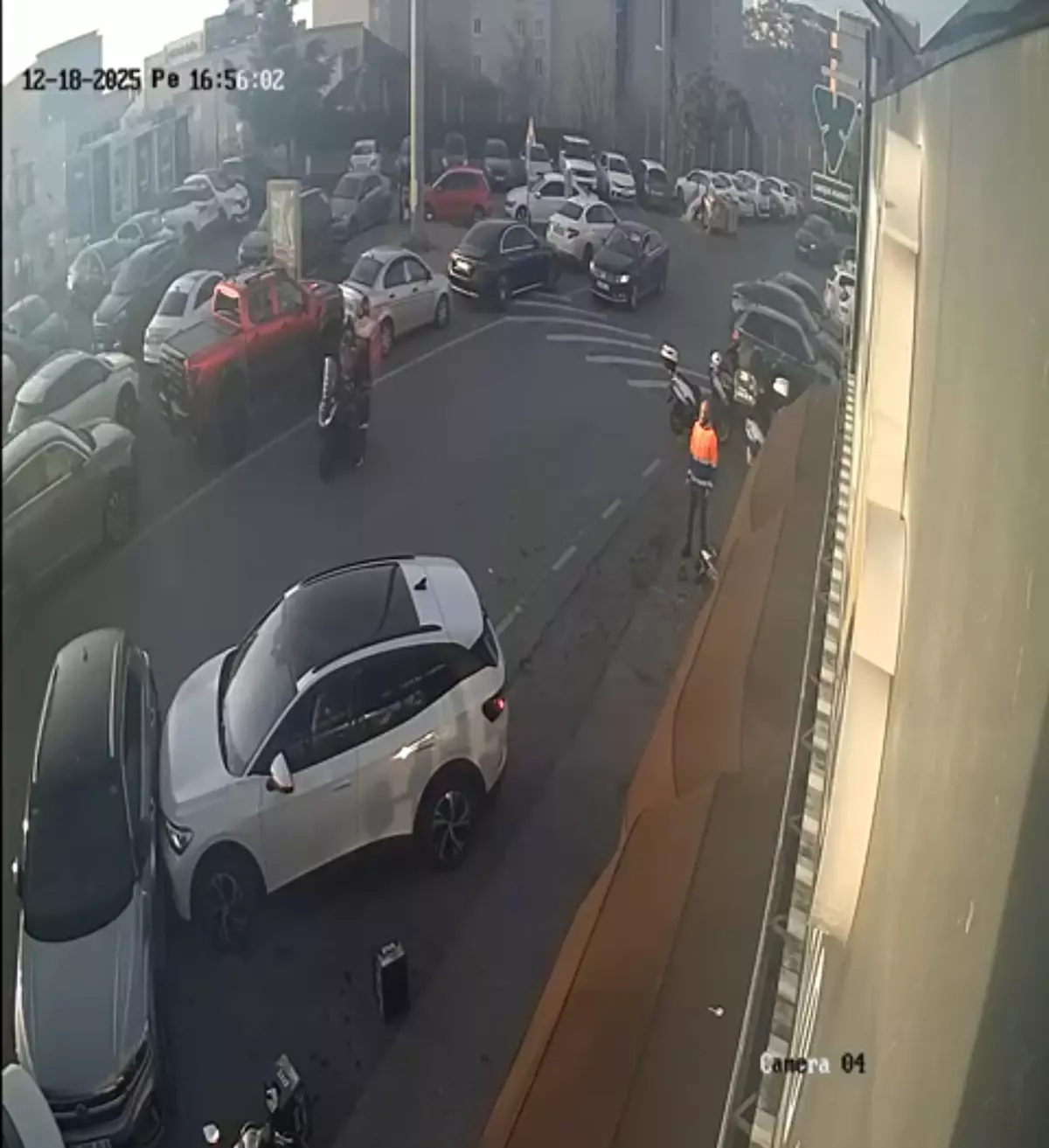 Maltepe'de sürücüsünün fren yerine gaza bastığı otomobil, başka araca çarptı; kaza kamerada