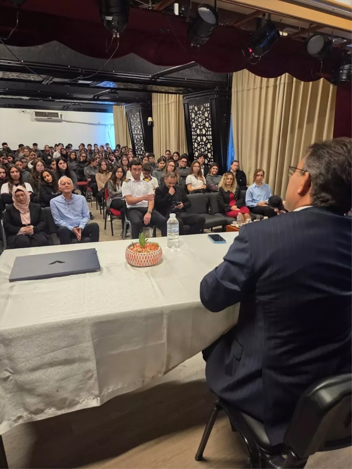 Marmaris Kaymakamı Kaya öğrencilerle kitap okudu, mesleğini anlattı