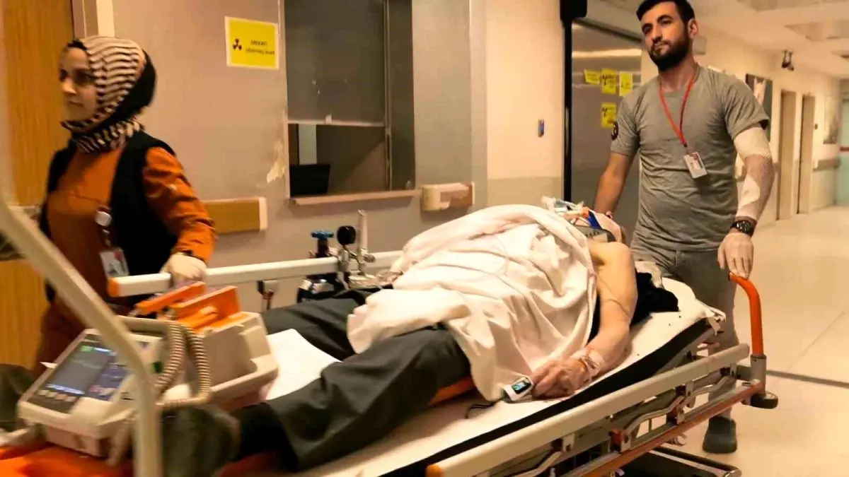 Merdiven boşluğuna düşen yaşlı adam ağır yaralandı