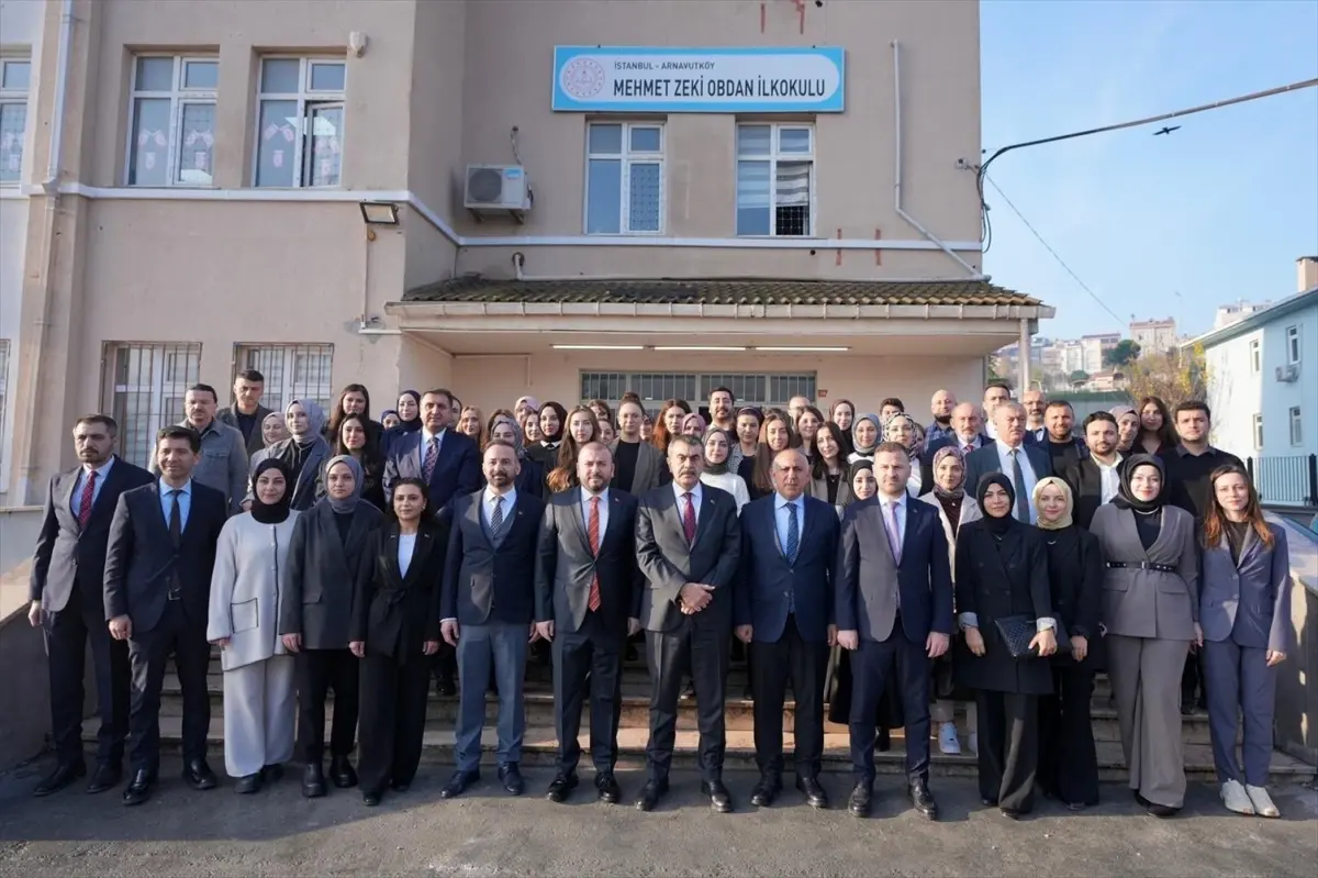 Milli Eğitim Bakanı Tekin, Arnavutköy'de bir okulun inşaatında incelemelerde bulundu