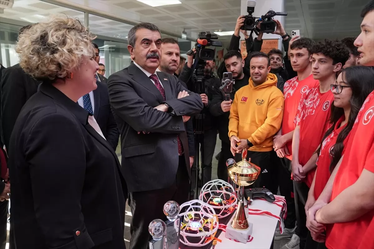 Milli Eğitim Bakanı Tekin, Arnavutköy'de okul ziyaretinde konuştu Açıklaması