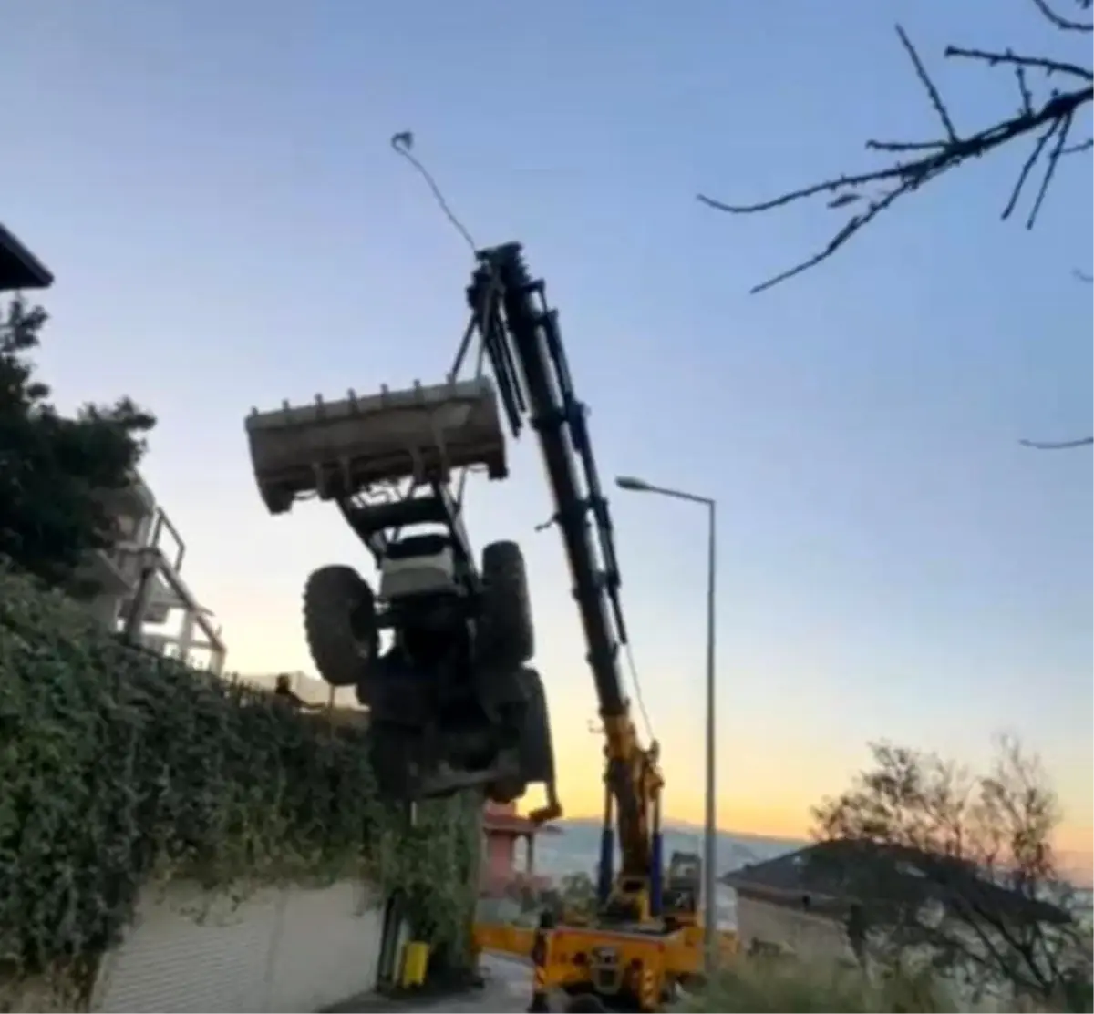 Mudanya'da kepçenin vinçten düştüğü anlar kameraya yansıdı