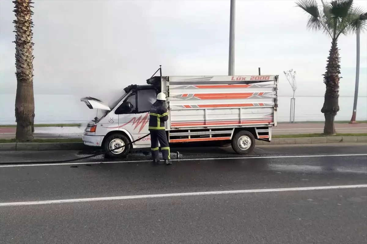 Ordu'da seyir halindeki kamyonet yandı