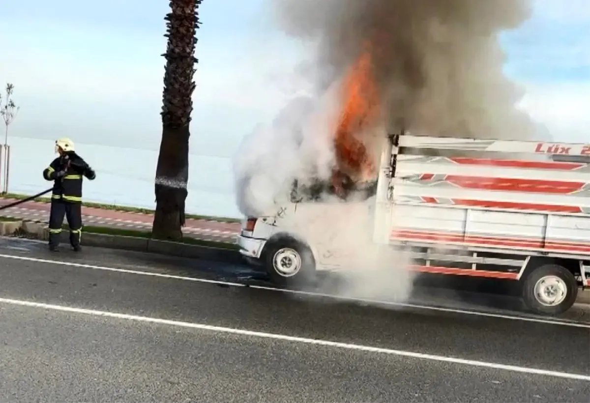 Ordu'da seyir halindeki kamyonet yandı