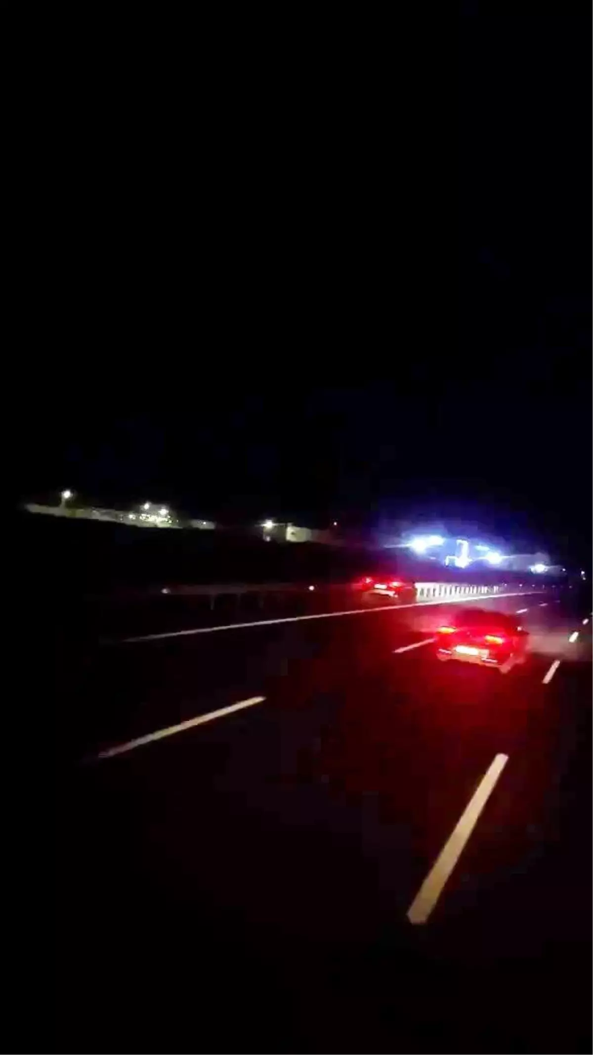 Otobanda yürekleri ağza getiren görüntü, bariyerlere vurmak üzereyken durdu