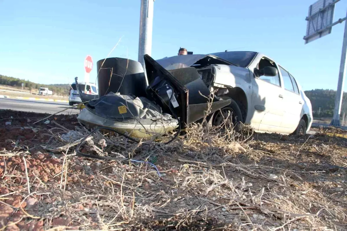 Otomobil trafik ışığı direğine çarptı: 2 yaralı