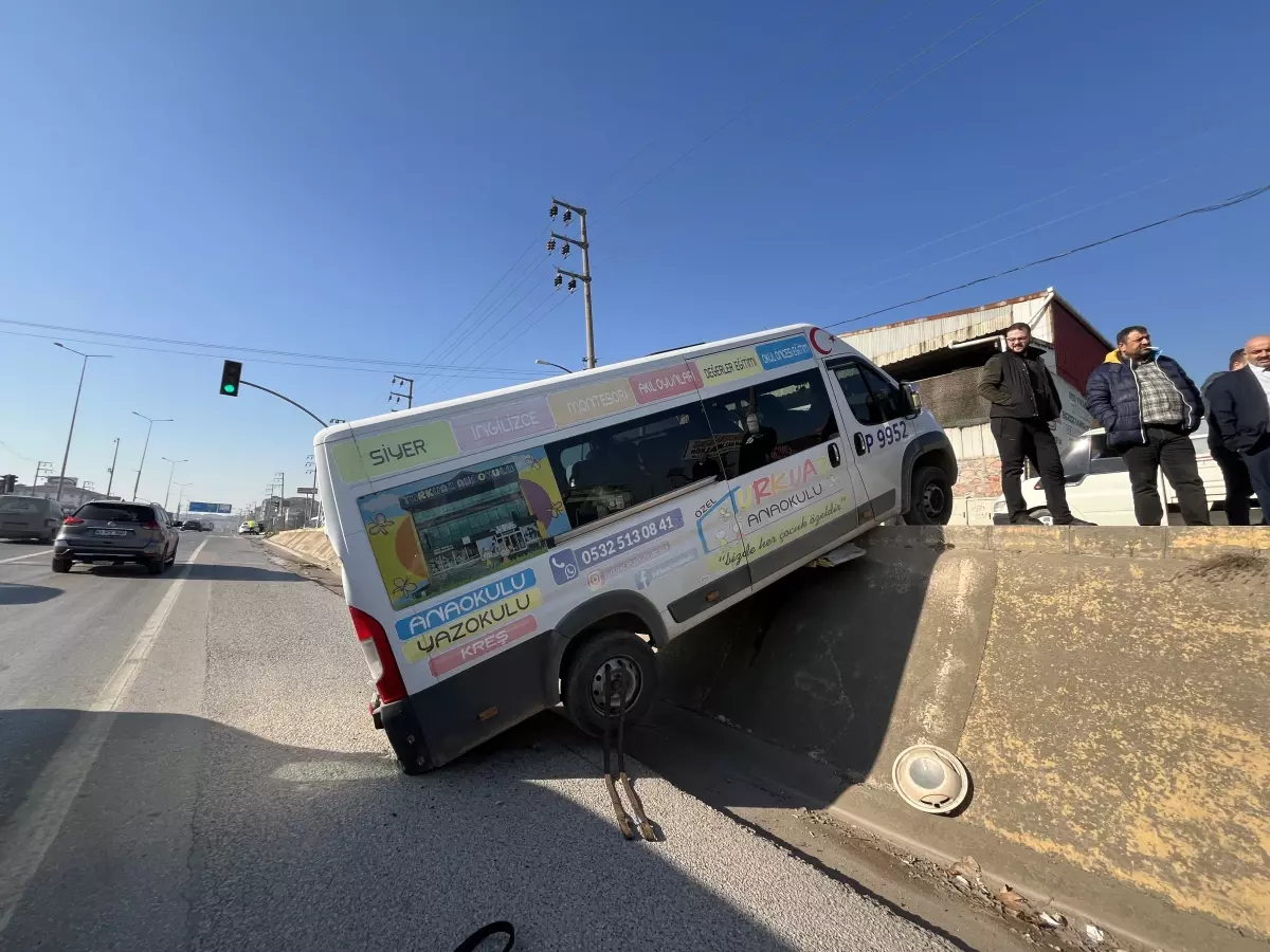 Park halindeki minibüs, caddeden D-100 kara yoluna düştü