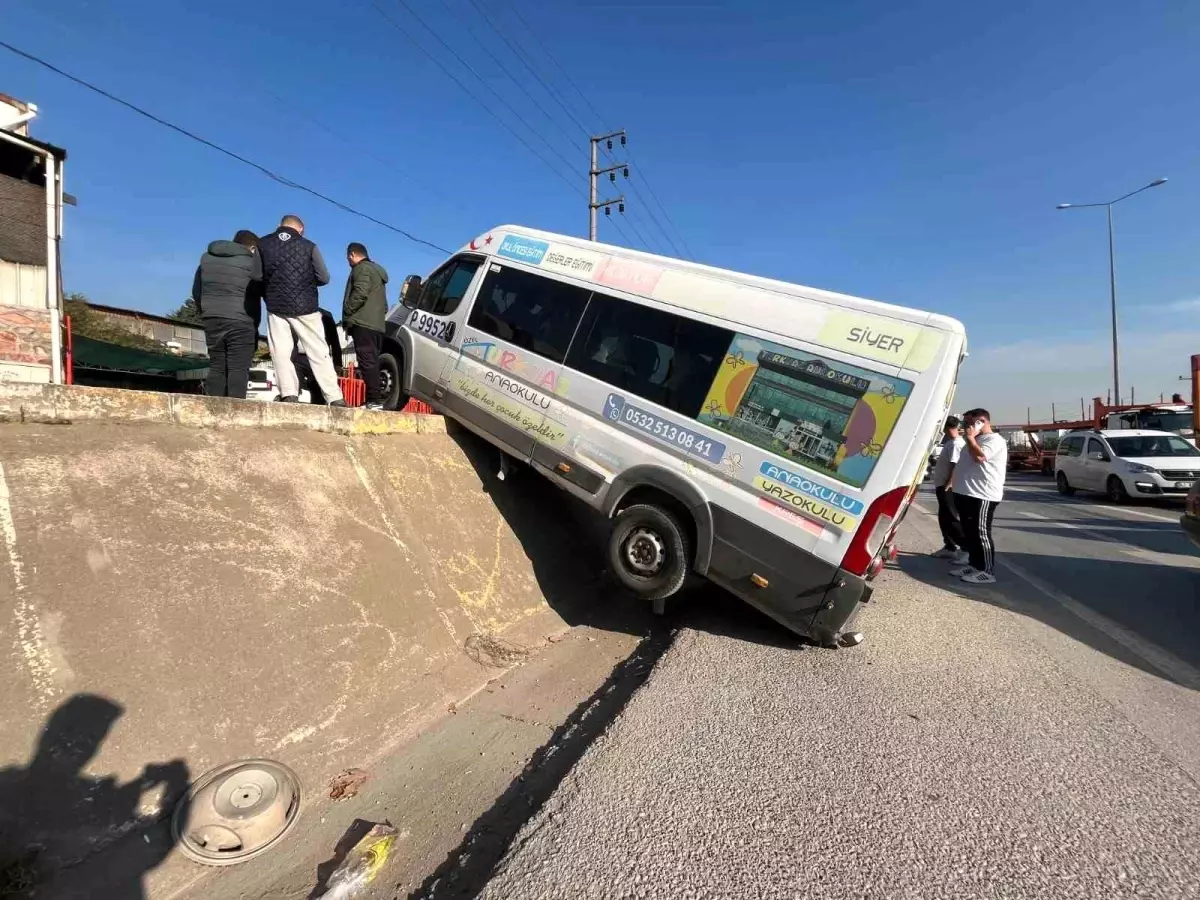 Park halindeki minibüs duvardan yolun kenarına düşerek asılı kaldı