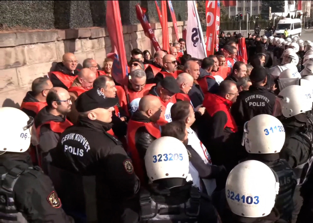 Police teams surrounded the group wanting to protest in front of the TBMM
