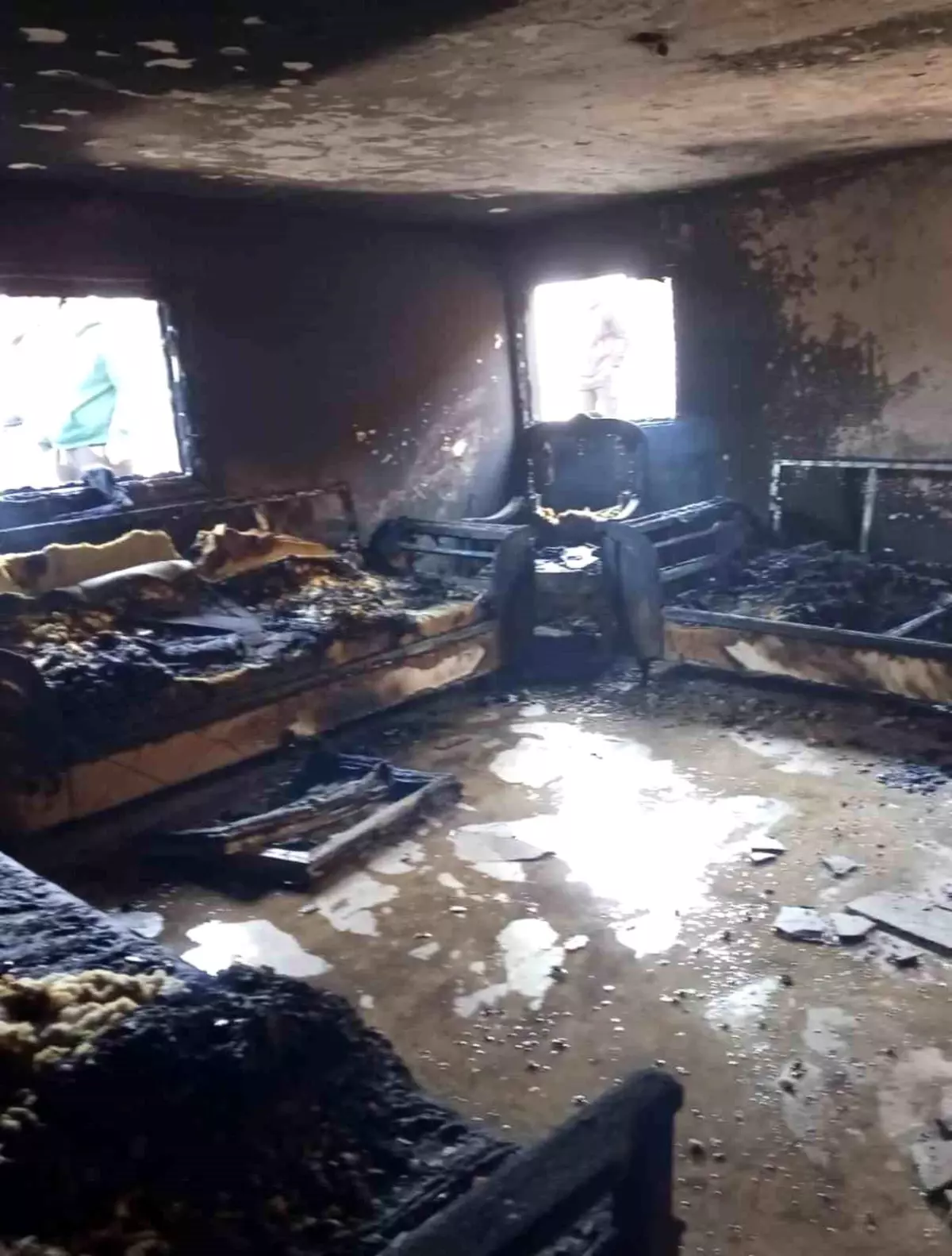 Reyhanlı'da yanan ev kullanılmaz hale geldi