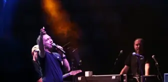 Rize'de 'Yaşayan Miras Şöleni'nde şarkıcı Kıraç sahne aldı