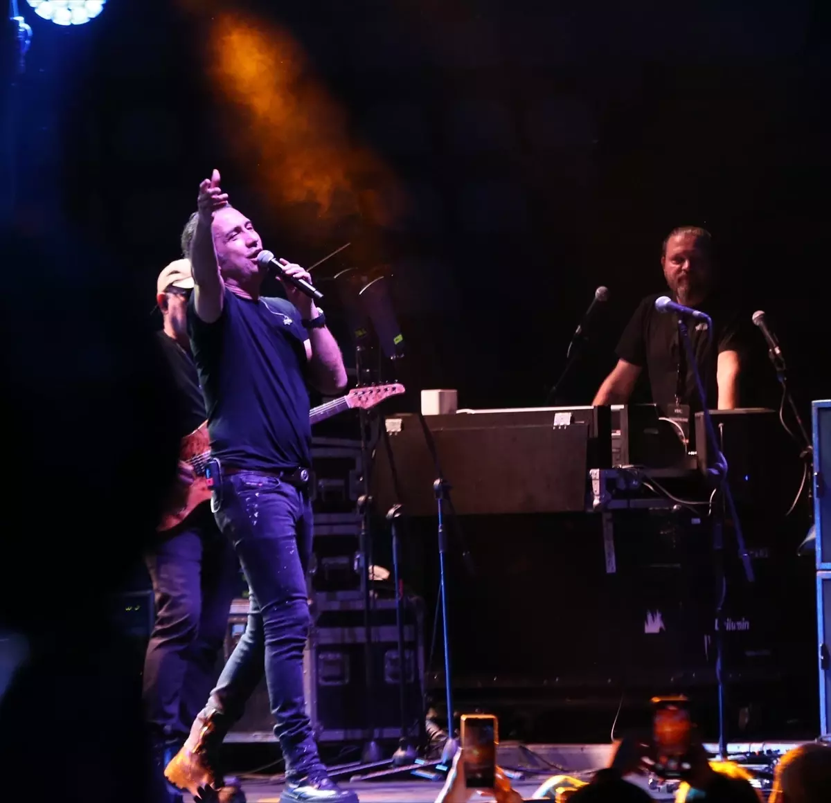 Rize'de 'Yaşayan Miras Şöleni'nde şarkıcı Kıraç sahne aldı