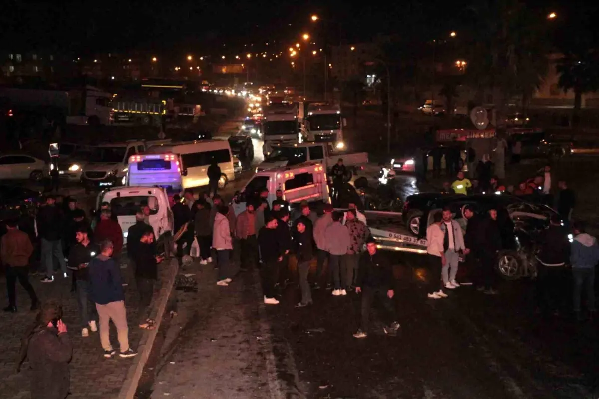 Şırnak'ta freni boşalan vinç 6 araca çarptı: 7 yaralı
