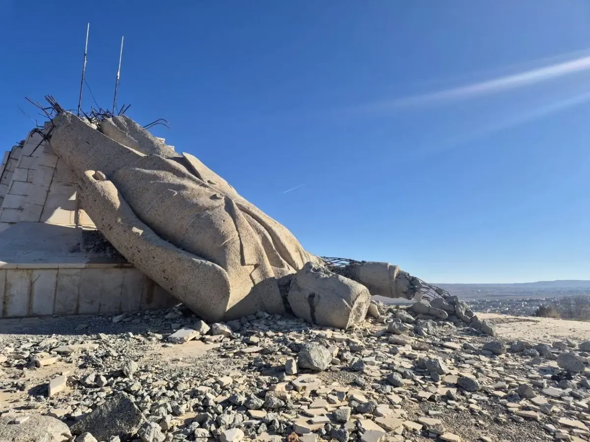 Suriye'de halkın yıktığı Hafız Esad'ın dev heykelinden geriye enkazı kaldı