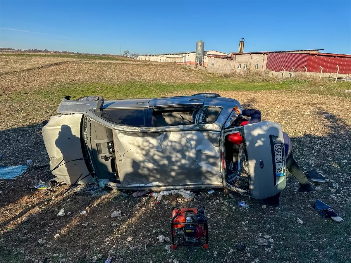 Uşak'ta devrilen otomobilde aynı aileden 5 kişi yaralandı
