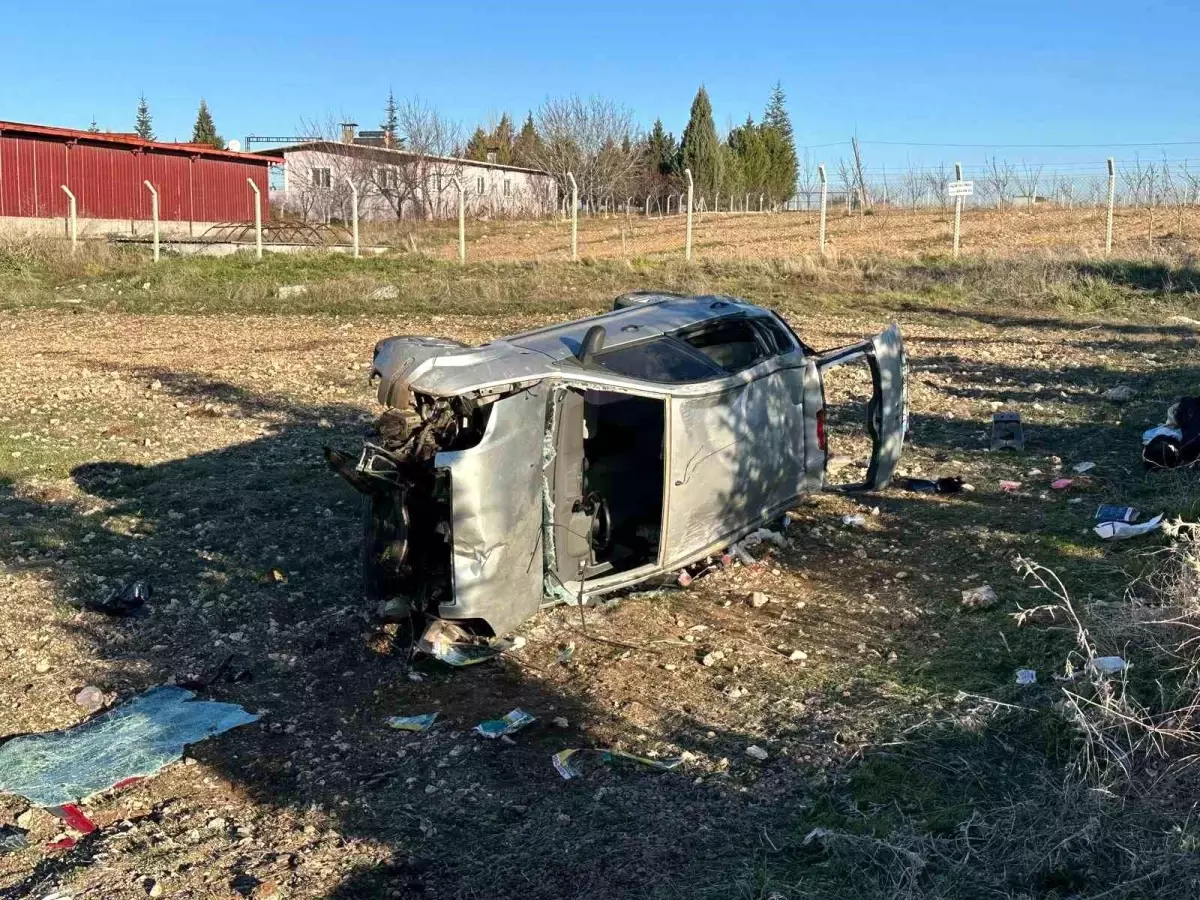 Uşak'ta otomobil tarlaya devrildi: 1'i bebek 5 yaralı