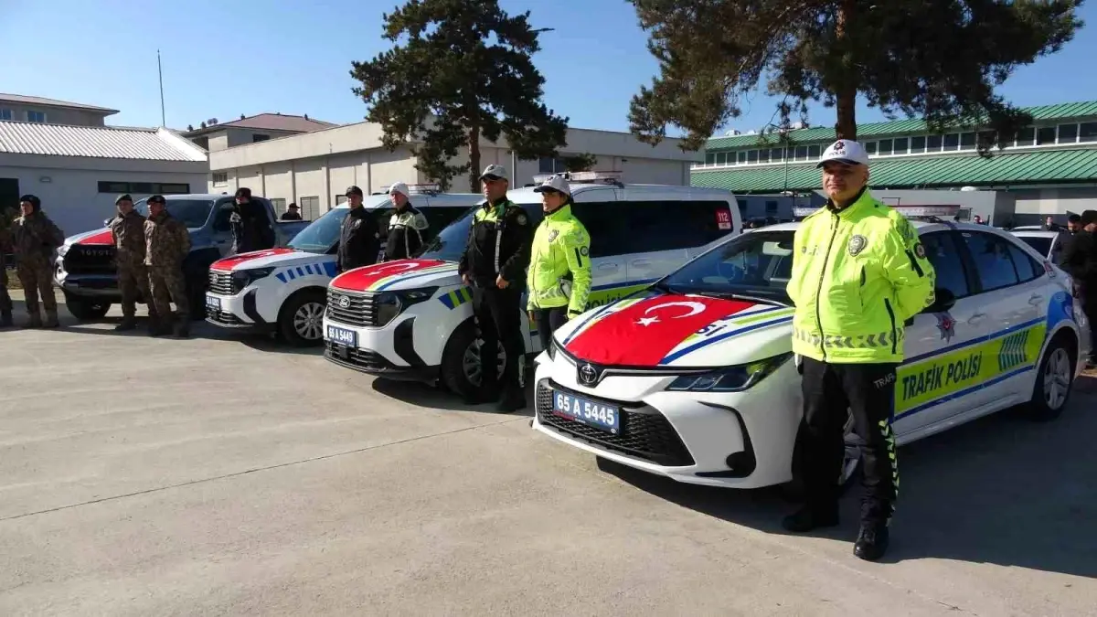 Van'da emniyet bünyesine alınan yeni araçlar törenle teslim edildi