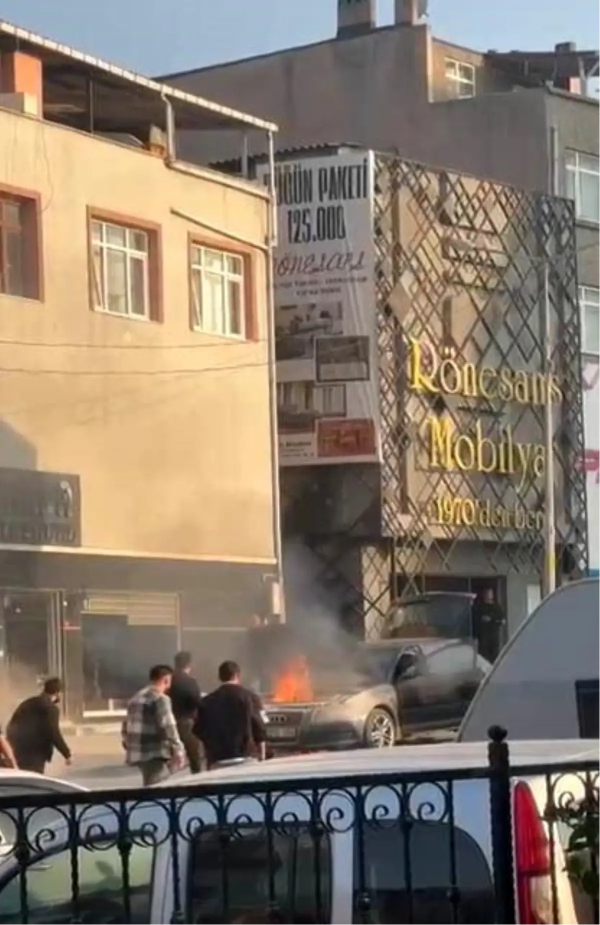 Yeni aldığı otomobilinden alevler yükseldi, yangını söndürdü