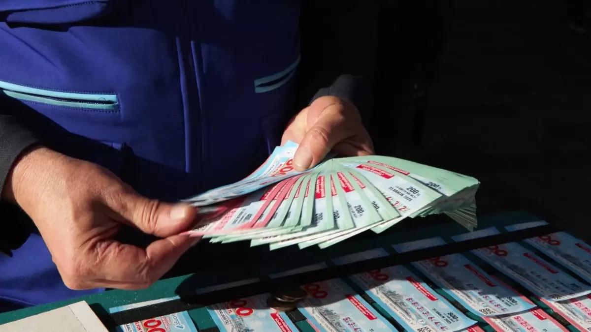 Yeni yıla sayılı günler kala Milli Piyango'nun 800 milyon TL'lik rekor ikramiyesine yoğun ilgi