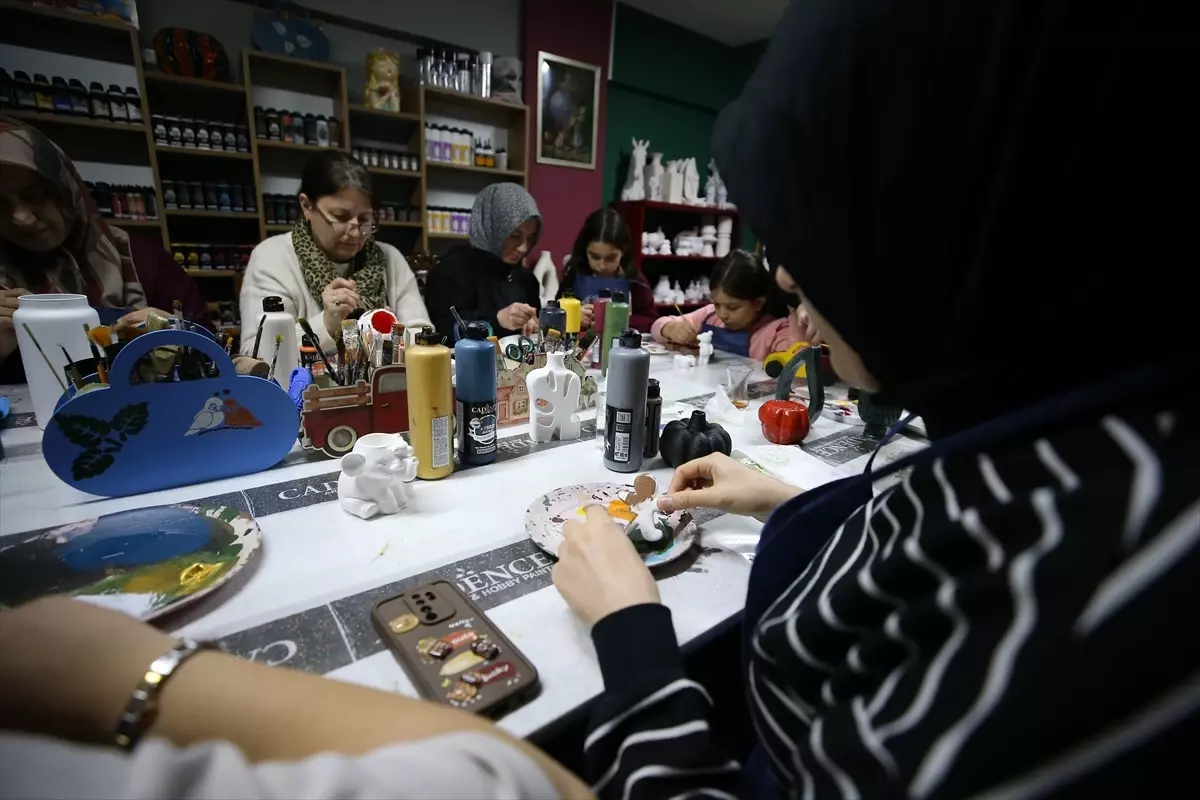 Yolları sanatla kesişen kadınlar el emeklerini kazanca dönüştürüyor
