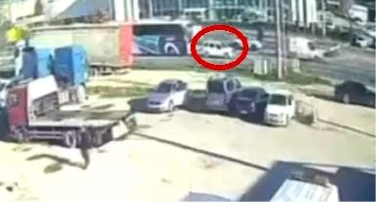 Yürekler ağza geldi, yolcu otobüsü otomobili metrelerce savurdu