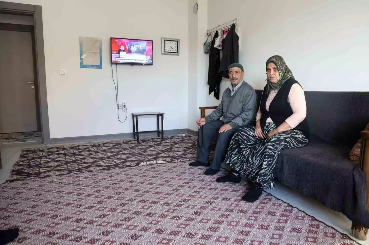 Yuvasına kavuşan depremzede vatandaş, 'Bakanımız Murat Kurum gibi şantiye şefine can kurban'